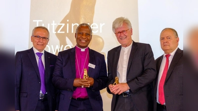 Bei der Preisverleihung: Akademiedirektor Udo Hahn (von links), Thabo Makgoba, Heinrich Bedford-Strohm und Renier Koegelenberg. (Foto: Haisch/EAT Archiv)