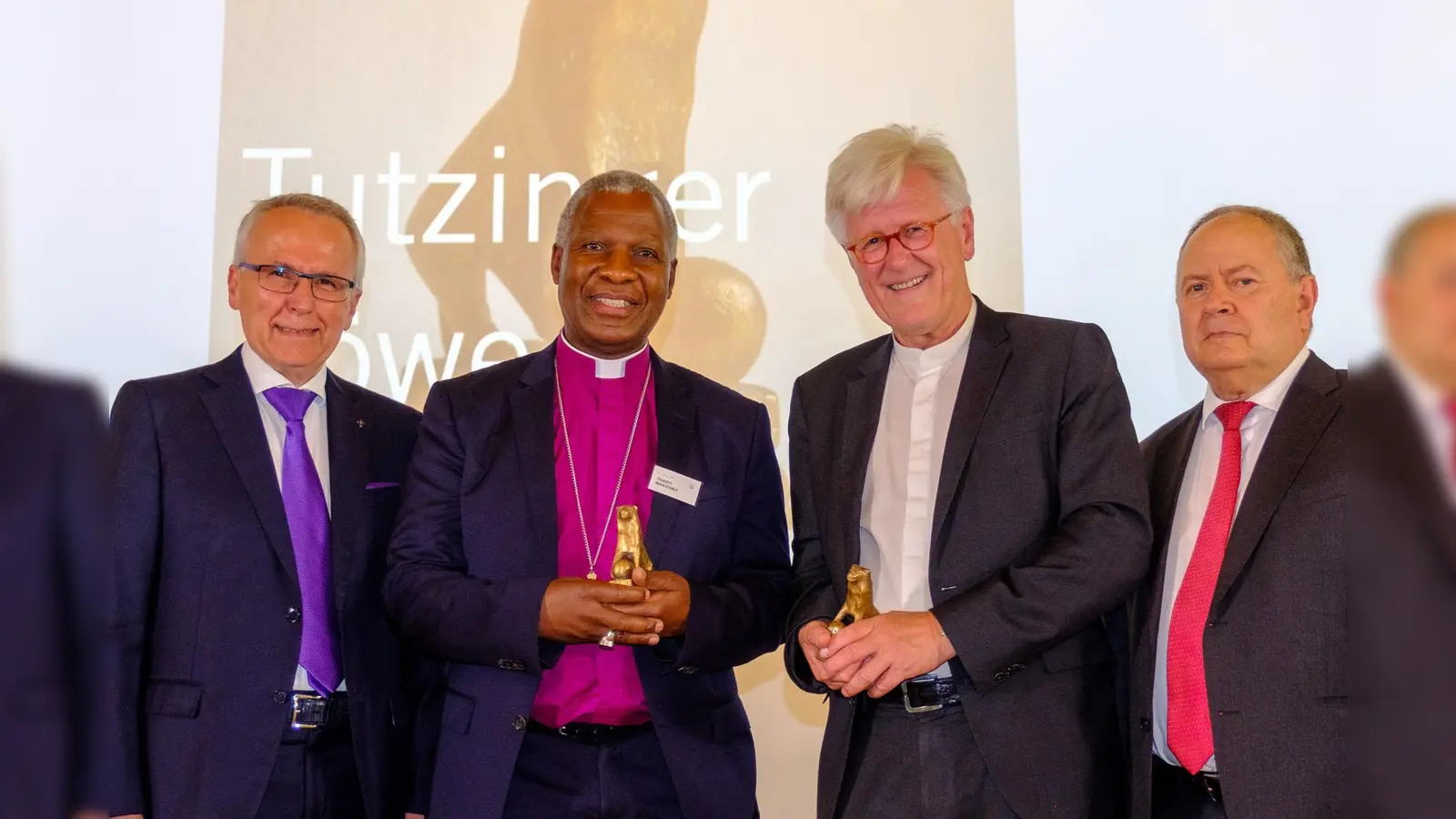 Bei der Preisverleihung: Akademiedirektor Udo Hahn (von links), Thabo Makgoba, Heinrich Bedford-Strohm und Renier Koegelenberg. (Foto: Haisch/EAT Archiv)