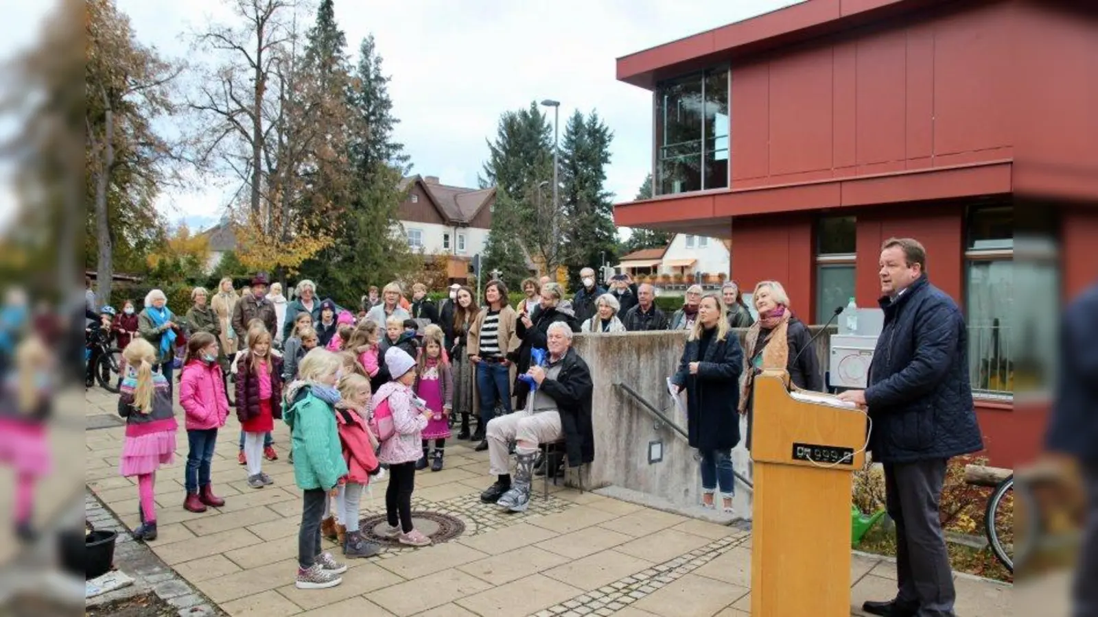 „Kunst im öffentlichen Raum ist wertvoll, wichtig und unverzichtbar.” Bürgermeister Peter Köstler eröffnete die Pflanzaktion zu Ehren Joseph Beuys. (Foto: us)