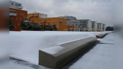 Noch liegen die scharfen Kanten des Mäuerchens auf dem Freizeitgelände unter einer Schneeschicht. Wenn die Anlage  eröffnet wird, sollen sie verschwunden sein. (Foto: tg)