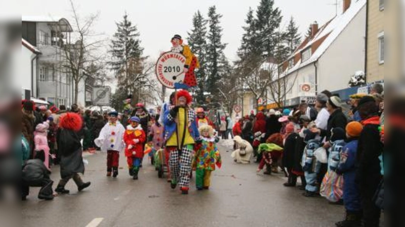 Nach zwei Jahren Abstinenz gab´s am Sonntag wieder einen Faschingsumzug durch Krailling und Planegg. Tausende Zuschauer kamen, um den 40 Wagen zuzuwinken und fröhlich mitzufeiern. (Foto: US)