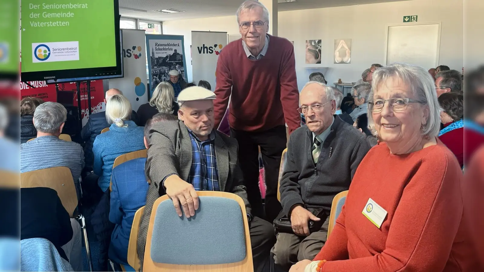 Filmemacher Michael von Ferrari mit Günter Lölkes, Willi Koch und Herma Bianka Schlömer vom Seniorenbeirat bei der Filmvorführung. (Foto: Seniorenbeirat  Vaterstetten)