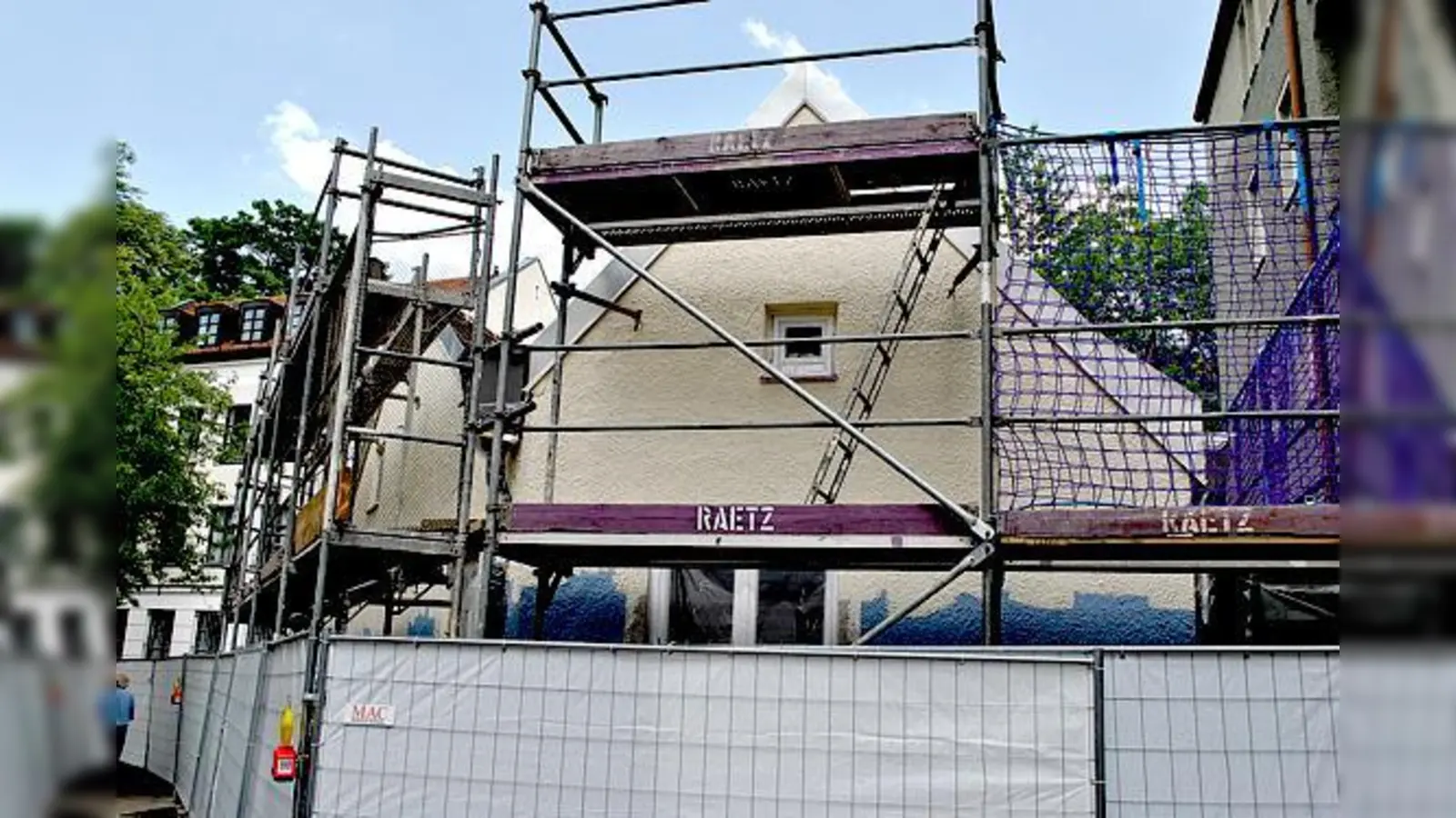 Man kann trotz des Gerüsts schon das helle Gelb an der Gebäudefassade des ASZ Haidhausen in der Wolfgangstraße erkennen.	 (Foto: Privat)