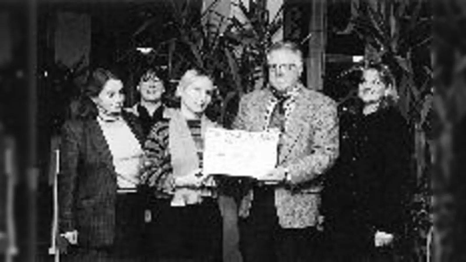 Vertreterinnen des BA 5 holten die Kaufring-Spende ab: (von links) Barbara-Sylvia Schuster, Adelheid Dietz-Will, Susanne Goodman, Wilfried Wendel (Prokurist des Kaufring am Ostbahnhof) und Roswitha Ruhland.	 (Foto: Claudia Hofmair)