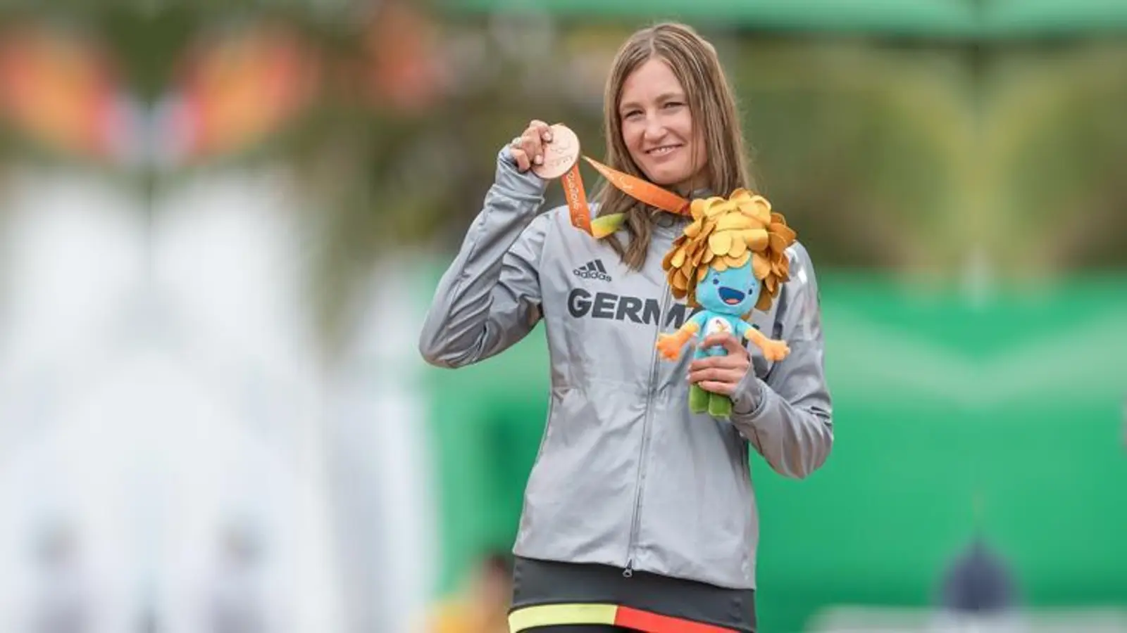 Bronze gewonnen! Auch Maskottchen Tom freut sich über ­Denise Schindlers Erfolg.	 (Foto: © O. Kremer  Pixolli Studios)
