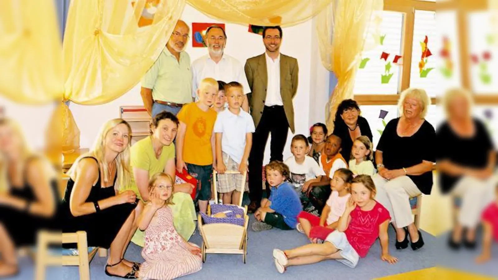 Kinder der Vorschulgruppe, die stellv. Kiga-Leiterin I. Klumpen, Stadträtin B. Zurek, Verwaltungsdirektor M. Heilmeier, Stadtrat Dr. G. Kronawitter, der Leitende Baudirektor D. Langer, Vorschulerzieherin Ch. Kaiser und Kiga-Leiterin R. Haupt.	 (F.: Kohnke)