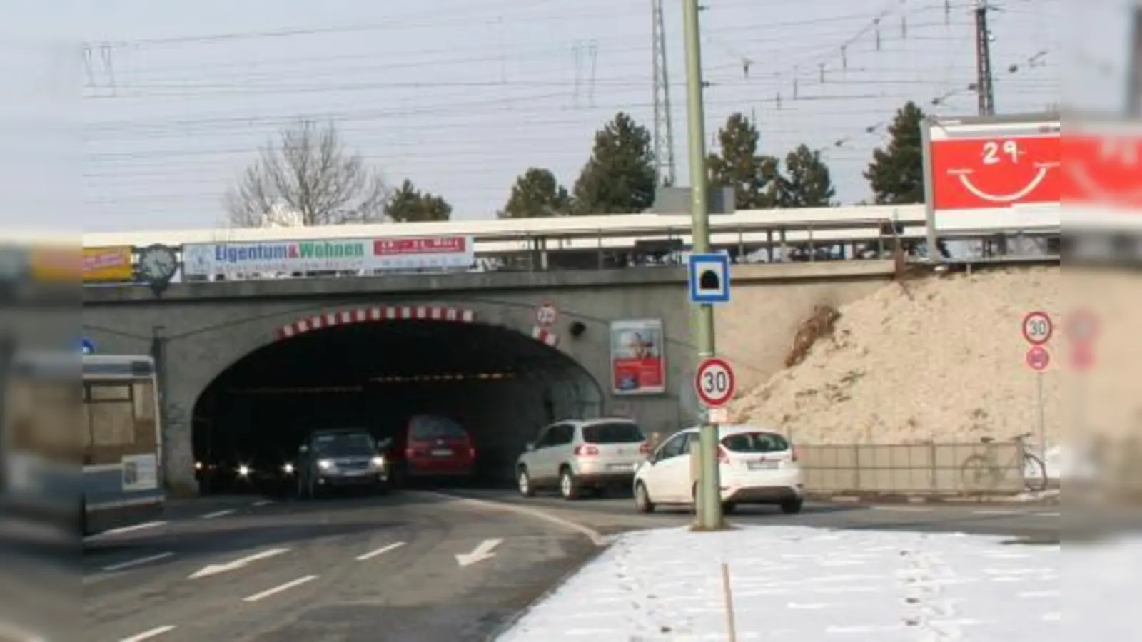 Anstatt des Fußweges in der von Lärm erfüllten, stickigen Laimer Röhre will der BA Laim einen sicheren Weg in luftiger Höhe nach Neuhausen-Nymphenburg. (Foto: tg)