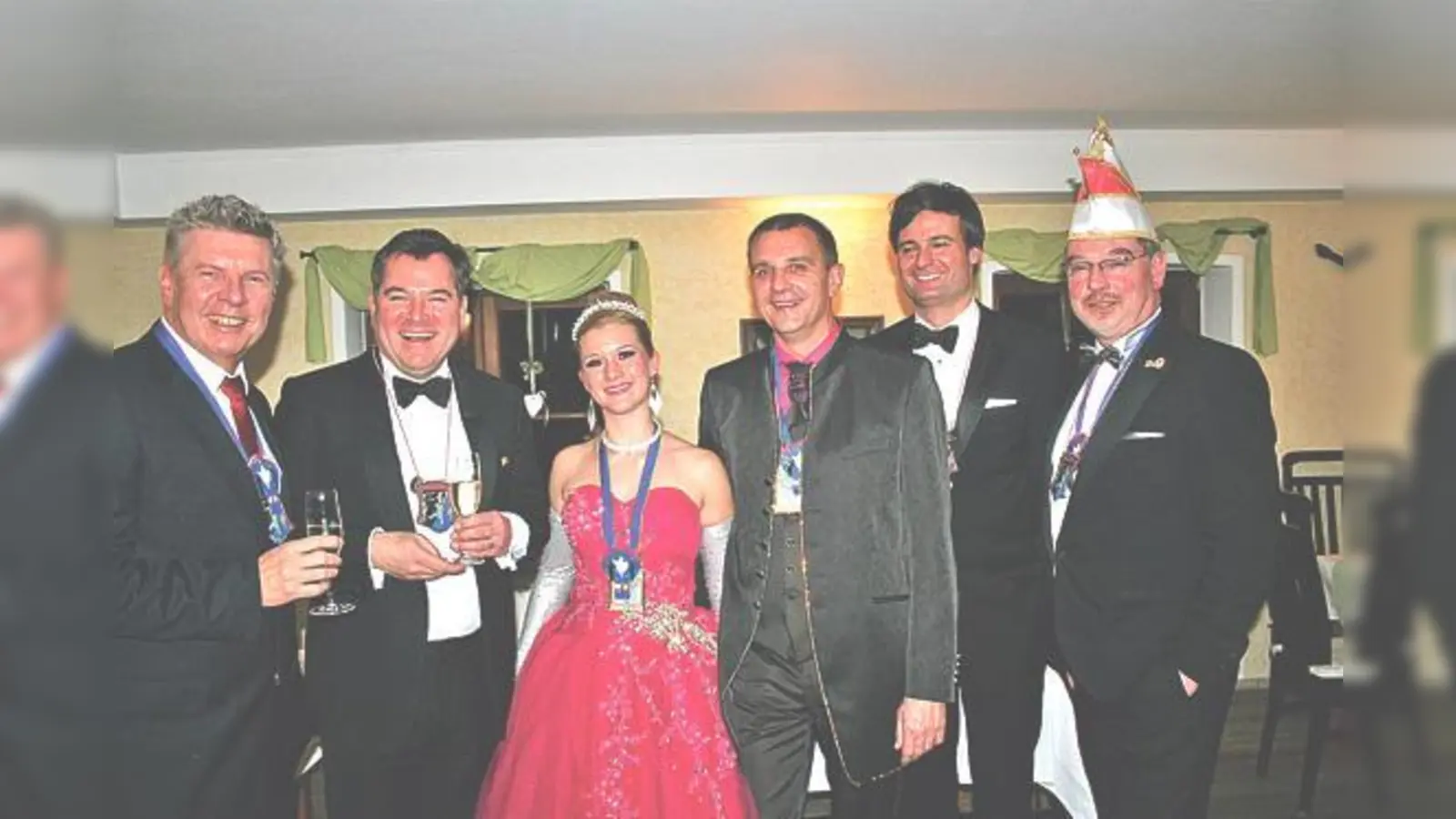 Von Politikern umringt: Martina I. und Michael II. von Moosach mit den OB-Kandidaten Dieter Reiter von der SPD und Josef Schmid von der CSU sowie den Moosacher Stadträten Dr. Alexander Dietrich und Alexander Reissl (v l.).  	 (F: ws)