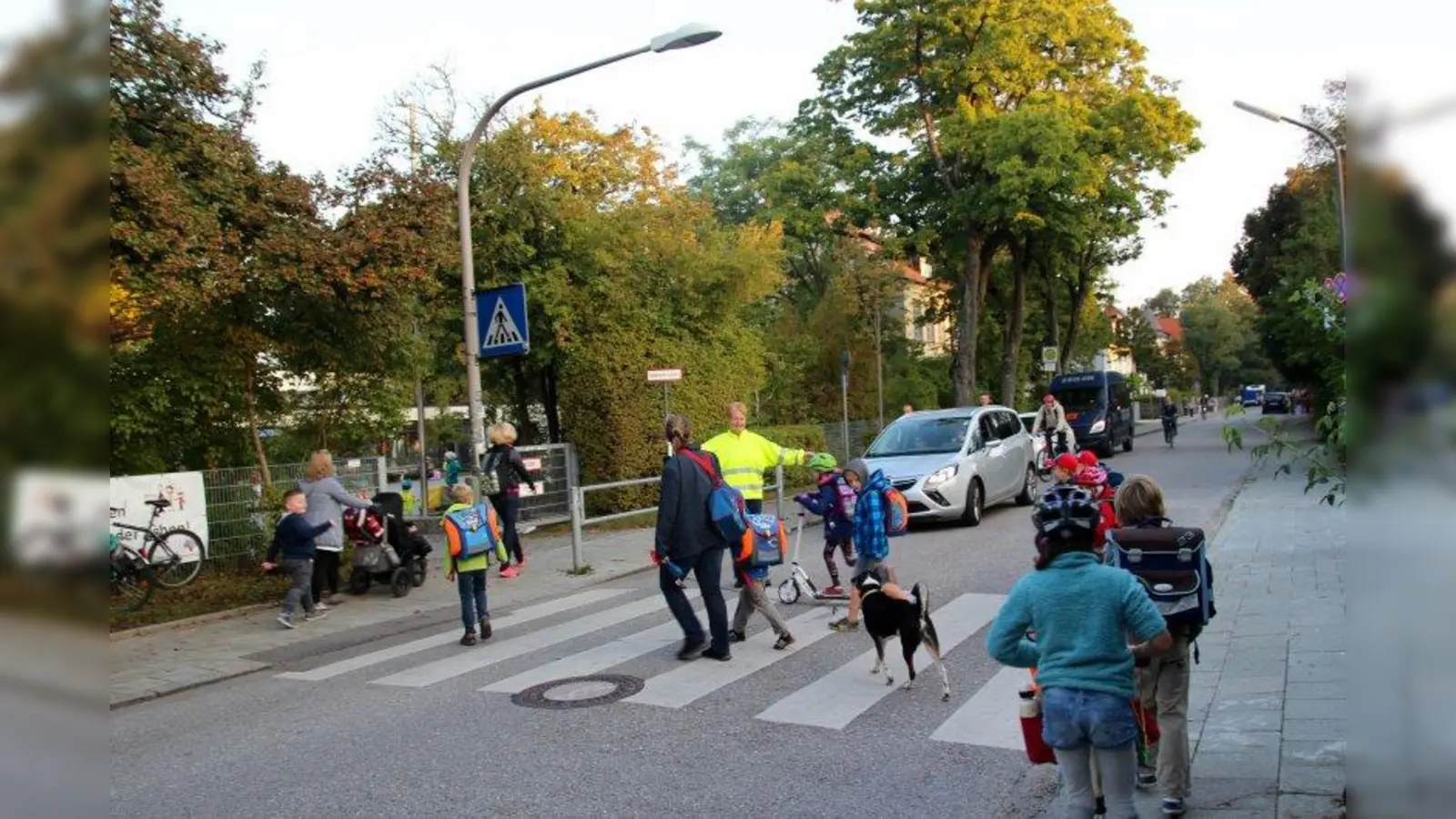 Ehrenamtliche Schulweghelfer gesucht! Besonders in der Früh am Zebrastreifen vor der Schule sind fleißige Helfer willkommen. Im Bild Koordinatorin Daniela Edlböck vor der Oselschule. (Foto: us)