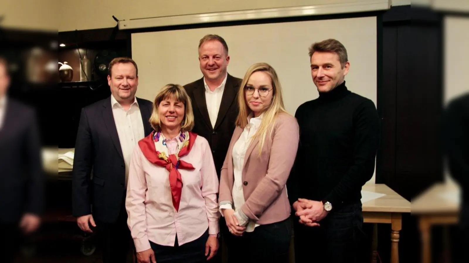 Der neue Vorstand des CSU-Ortsverbands mit Peter Köstler, der Vorsitzenden Petra Schmid, sowie den Vize-Vorsitzenden Hans-Martin Weichbrodt, Maximiliane Fischer und Wolfgang Hierl (v.l.). Nicht im Bild der neue Schriftführer Kai Kocher. (Foto: us)