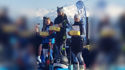 Ronja Prückner (rechts) auf dem Siegertreppchen: Sie ist die Münchner Vize-Schülermeisterin U14/U16. (Foto: SVG/Stephan Prückner)