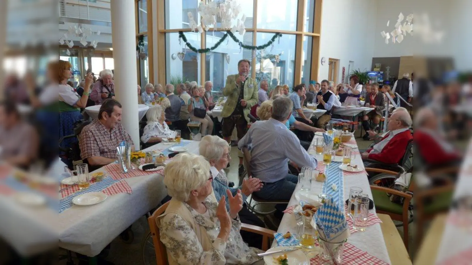 Bewohner, Mitarbeiter und Gäste feierten gemeinsam das Oktoberfest im Evangelischen Pflegezentrum Sendling. Das große Highlight war der Auftritt von Patrick Lindner. (Foto: pi)
