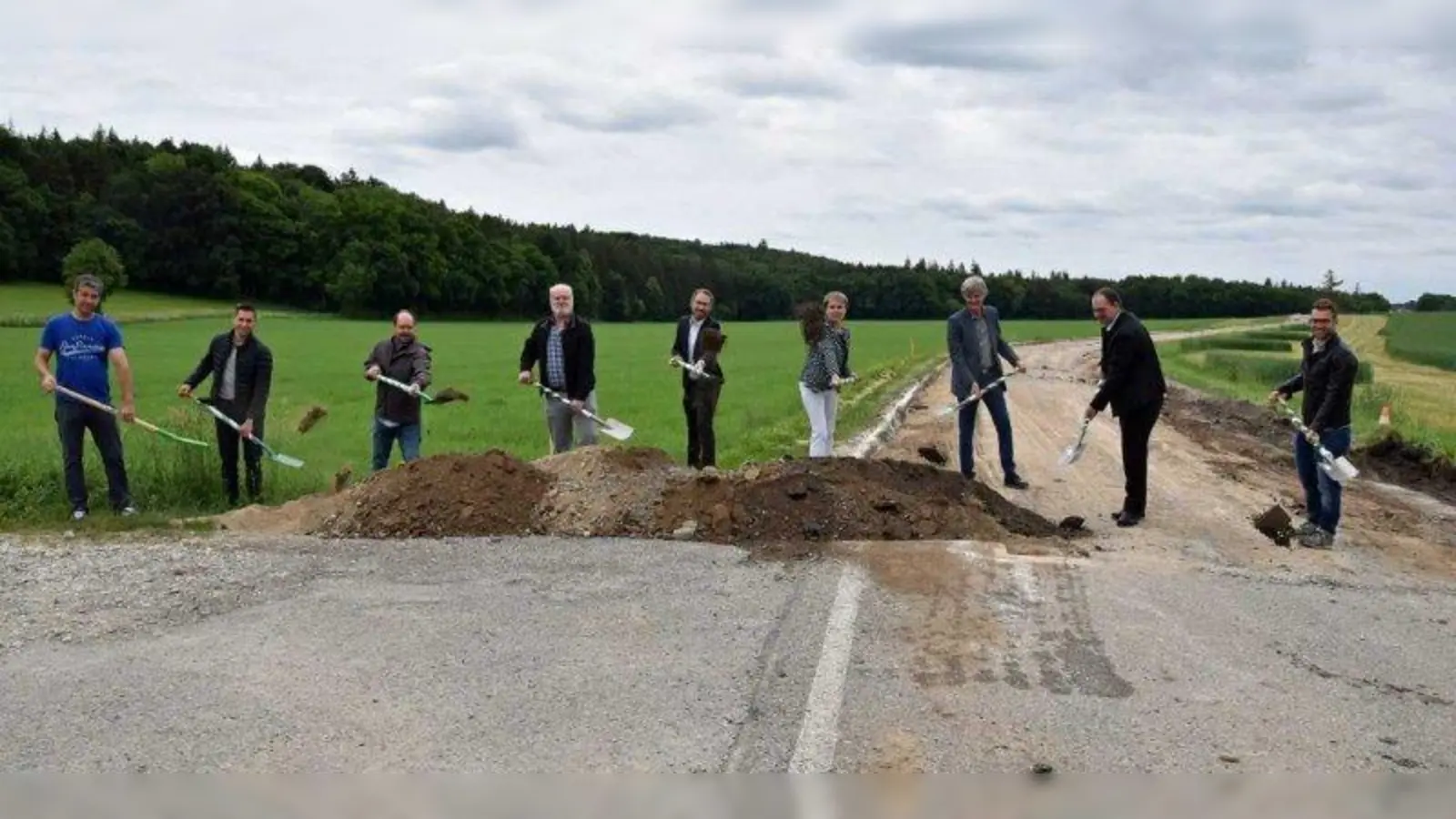 Beim Spatenstich: v.l. Matthias Asam (Bauaufsicht des Landkreises Fürstenfeldbruck), Max Schneller (Bauleiter Richard Schulz Tiefbau GmbH &amp;Co. KG), Christian Kraus (Planungsbüro Glatz-Kraus), Johann Wörle (Referent Hoch-Tiefbau im Kreistag), Jan Halbauer (Referent Verkehr und Radwege im Kreistag), Martina Drechsler (stellvertretende Landrätin), Christian Gerhard (kreiseigener Hoch-Tiefbau im Landratsamt), Markus Kennerknecht (1. Bürgermeister Grafrath) und Sebastian Klaß (kreiseigener Hoch-Tiefbau im Landratsamt). (Foto: LRA FFB)