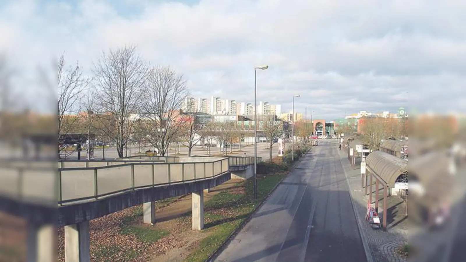 Links der Busspur wird sich die neue Anlage auf dem Hanns-Seidel-Platz erstrecken.  (Foto: aha)