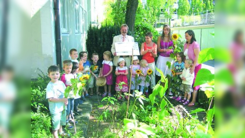 Scheckübergabe: Die Hirschgartenkinder freuen sich, dass auch zukünftig Geld für Saatgut und Blumenzwiebeln vorhanden ist. (Foto: pi)
