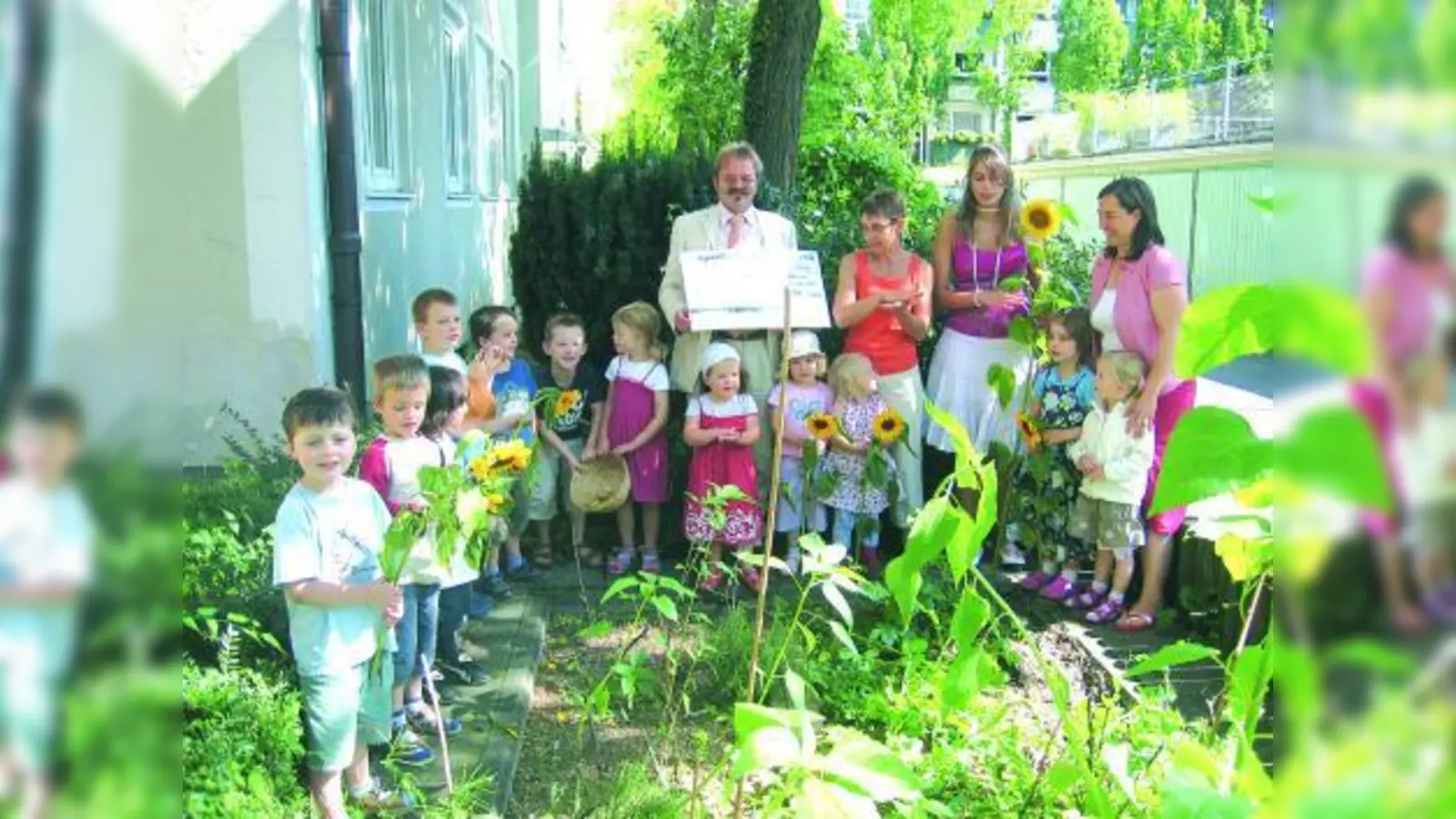 Scheckübergabe: Die Hirschgartenkinder freuen sich, dass auch zukünftig Geld für Saatgut und Blumenzwiebeln vorhanden ist. (Foto: pi)