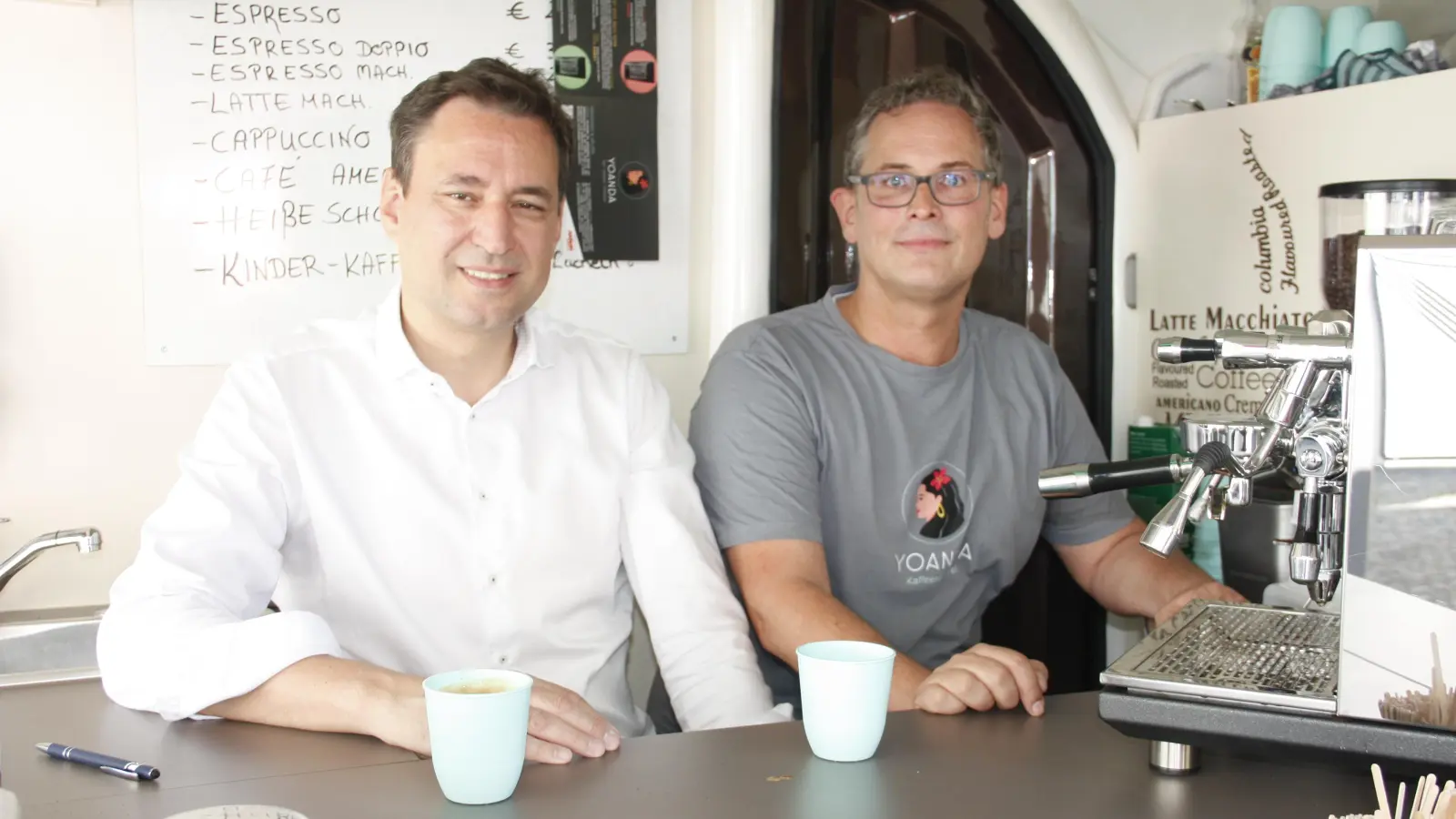 MdL Georg Eisenreich (links) und Andreas Lotte im Yoanda-Kaffeemobil. (Foto: job)