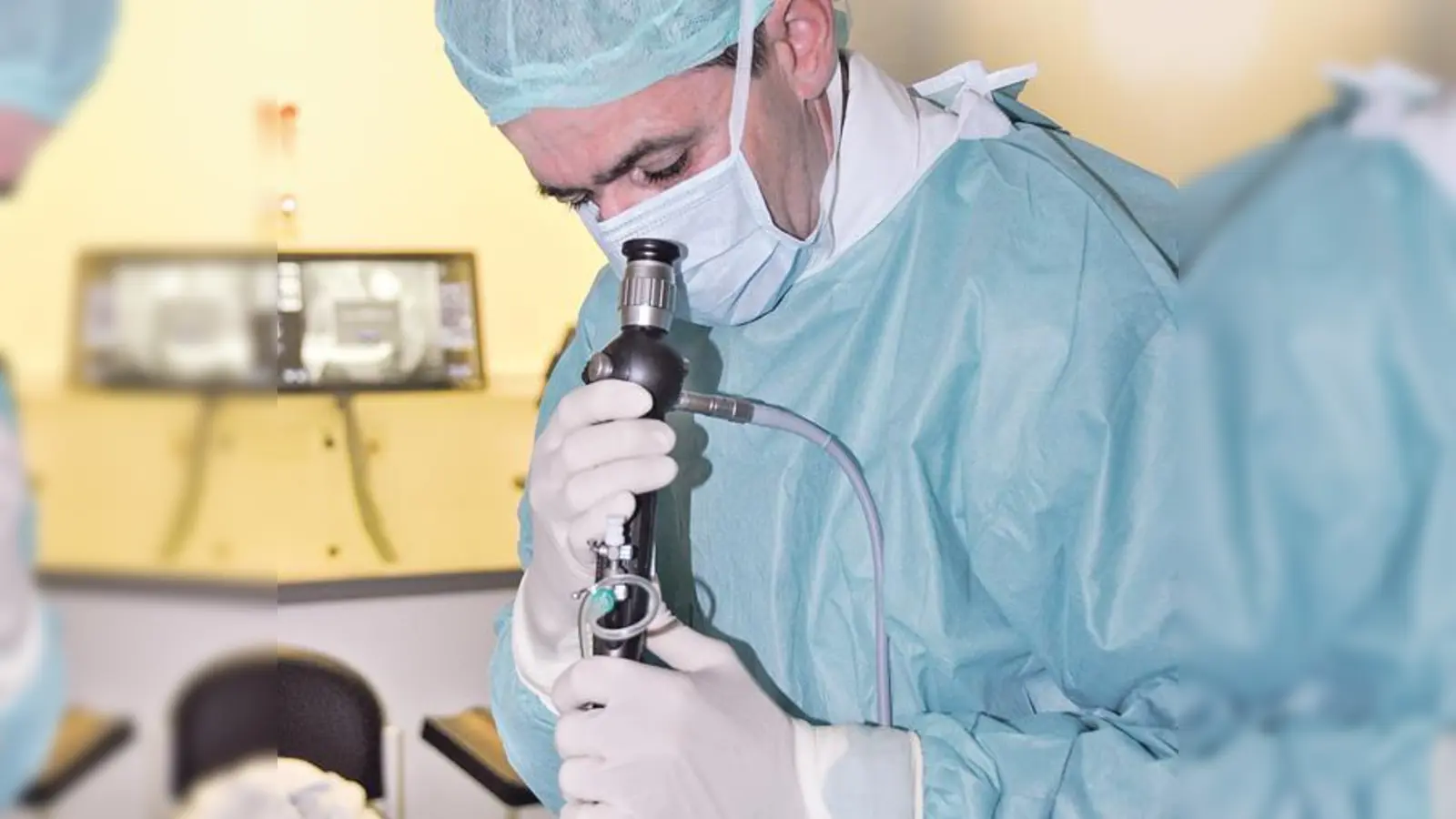 Prof. Dr. Martin Kriegmair bei einer endoskopischen Untersuchung.	 (Foto: kk)