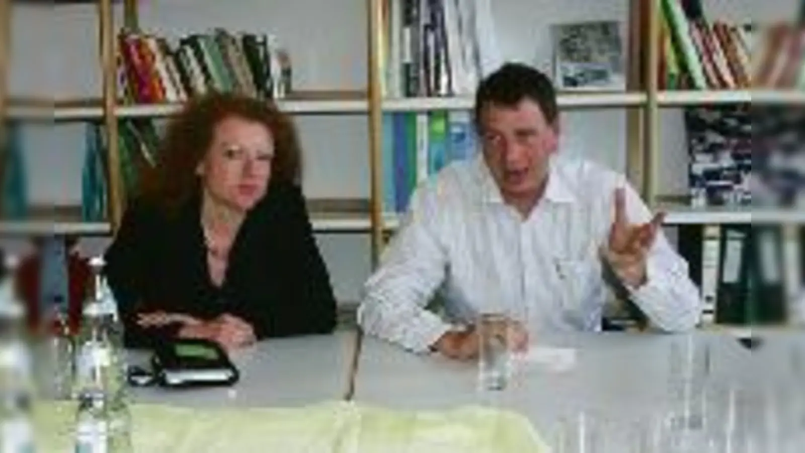 Expertentreffen: Der Leiter der Berliner Rütli-Schule Aleksander Dzembritzki (r.) traf sich gemeinsam mit Margarete Bause (Die Grünen) zum Erfahrungsaustausch mit Schulleiter Hans Greßirer.  (Foto: gf)