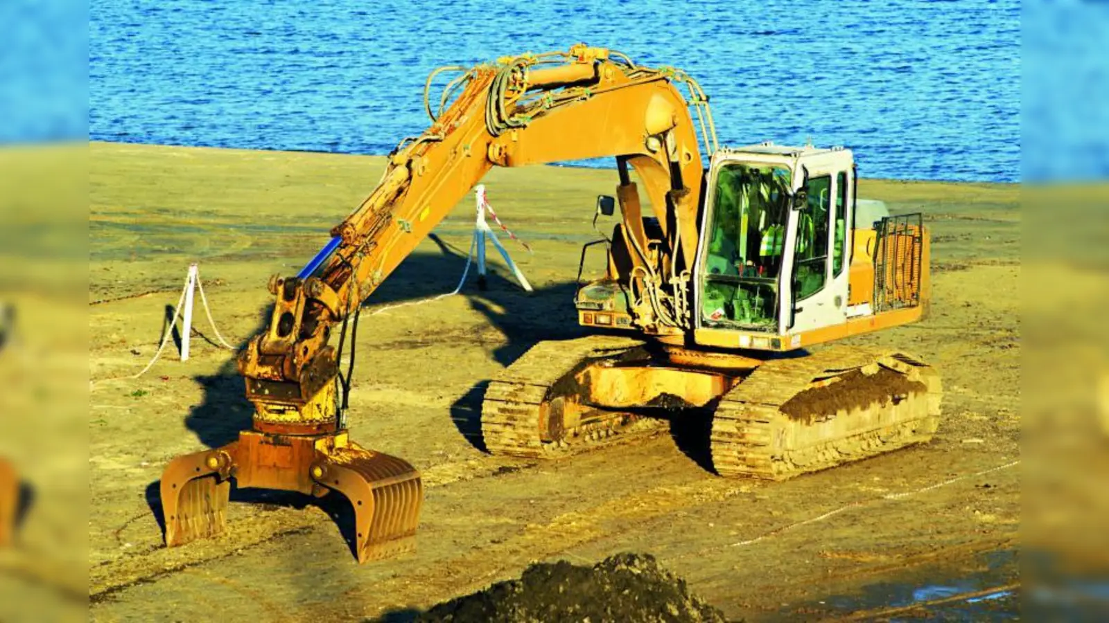 Bagger beim Baden? Urlaubsmängel können bis einen Monat nach Rückkehr beanstandet werden. (Foto: southmind – fotolia.com)