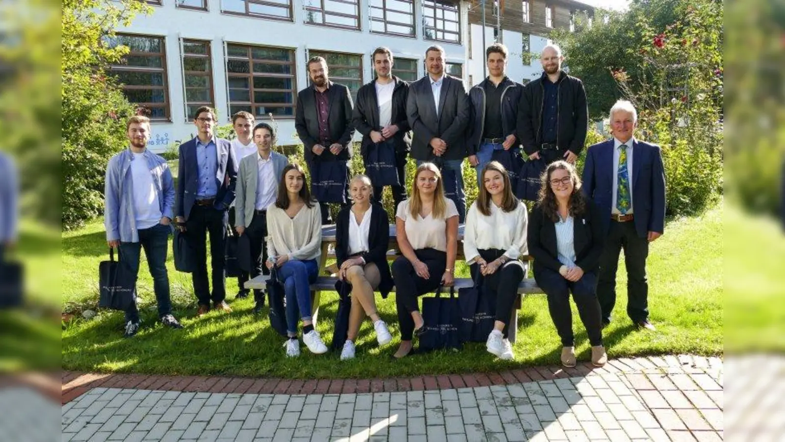 Die Nachwuchskräfte des Ausbildungsjahrs 2021: Magdalena Herz, Sophia Schedler, Katharina Rauch, Elena Guggenmos, Verena Steidl (sitzend von links), Alexander Schneeweiss, Hubert Moser, Lukas Englmann, Benjamin Jung, Florian Kling, Dominik Walser, Michael Horn, Luca Miller, Paul Wendland, Wolfgang Taffertshofer (stehend von links). (Foto: Landratsamt Weilheim-Schongau)