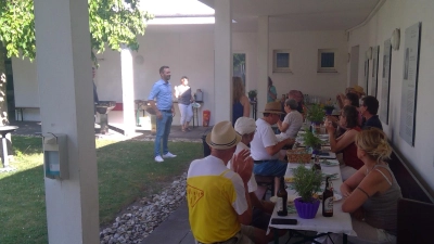 Dominik Grimm (links), der Geschäftsführer der Diakonie Moosach, begrüßte die ehrenamtlichen Helferinnen und Helfer zum Sommerfest. Alle sind in der Nachbarschaftshilfe oder im Fahrdienst für Senioren aktiv. (Foto: bas)