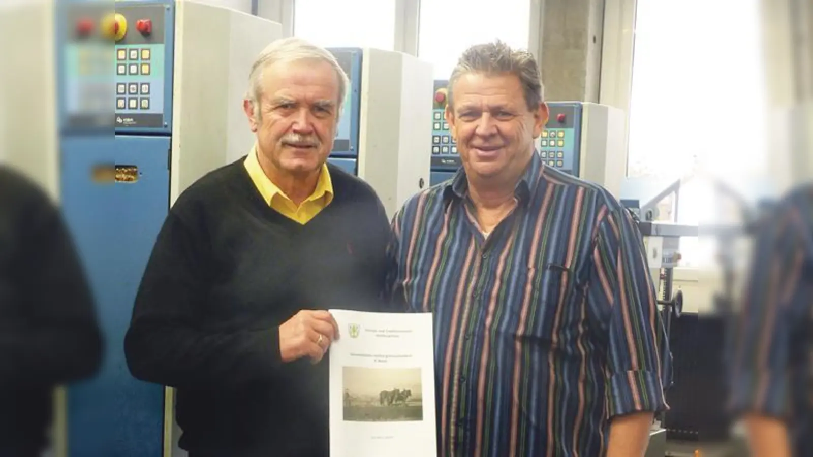 Autor Karl-Heinz Zenker (links) und Hans Kätzlmeier von der Druckerei des Jugendwerks Birkeneck präsentieren das neue Sammelwerk des Heimat- und Traditionsvereins.	 (Foto: privat)
