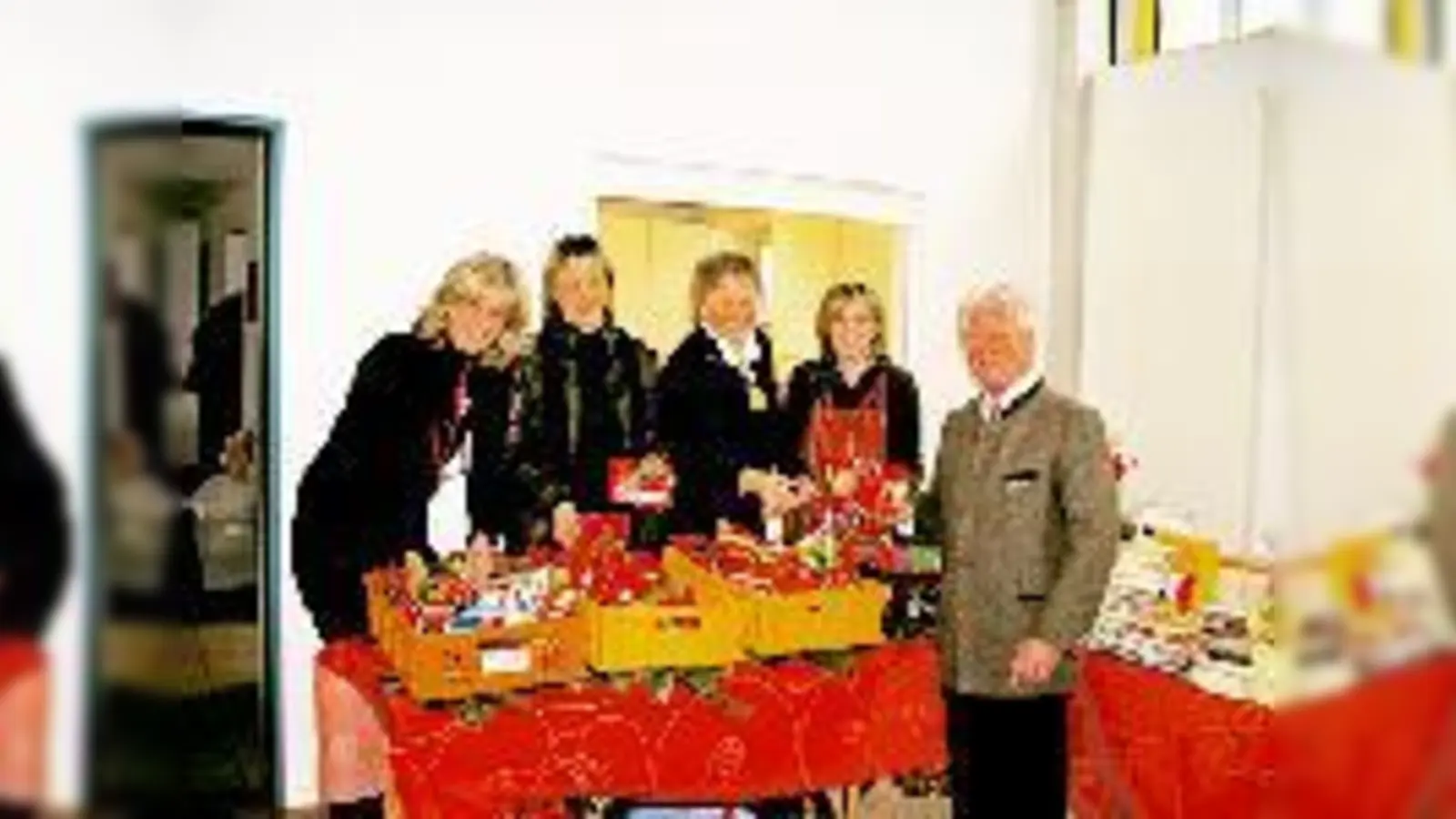 Setzen sich engagiert für den Ottobrunner Tisch ein (v.l.): Eva Schenck, Sabine Herbold (Caritas), Eva Eckerskorn, Karin Weber und Hans Berger, Sängerkreis Ottobrunn.  (Foto: K. Kohnke)