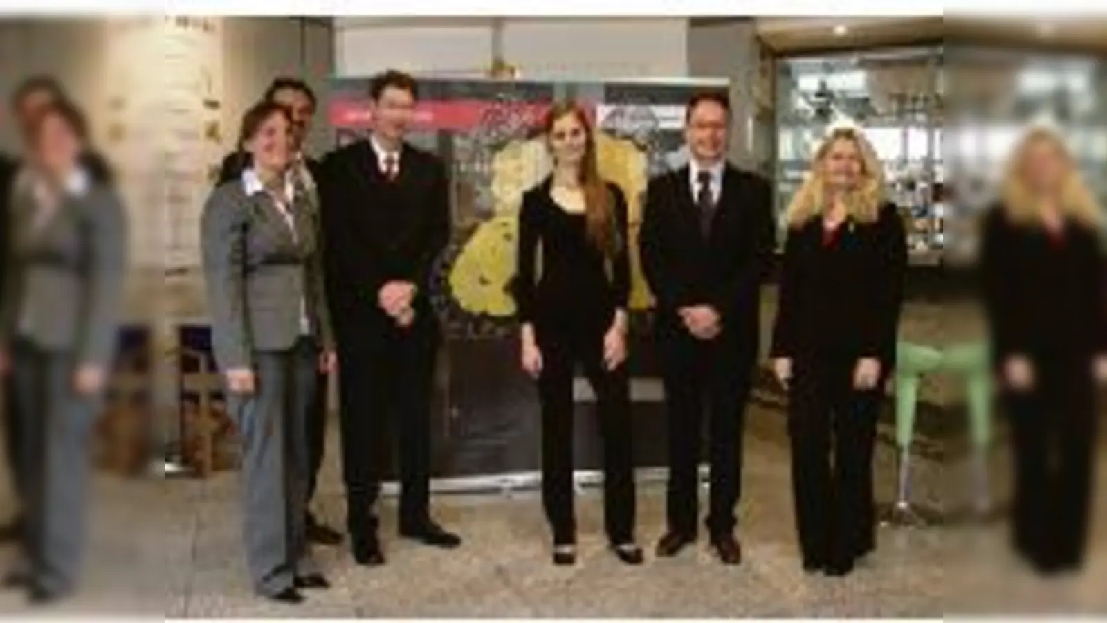 Stellten im Arri-Kino die neue Qualifizierungsoffensive der Agentur für Arbeit vor: Ulrich Viertl (2.v.l.), Geschäftsführer der Agentur für Arbeit München, Jens Schäfer (3.v.l.), Arri Vorstand, und Carsten Kück (2.v.r.), Arri Leiter Personal.  (F.: VA)