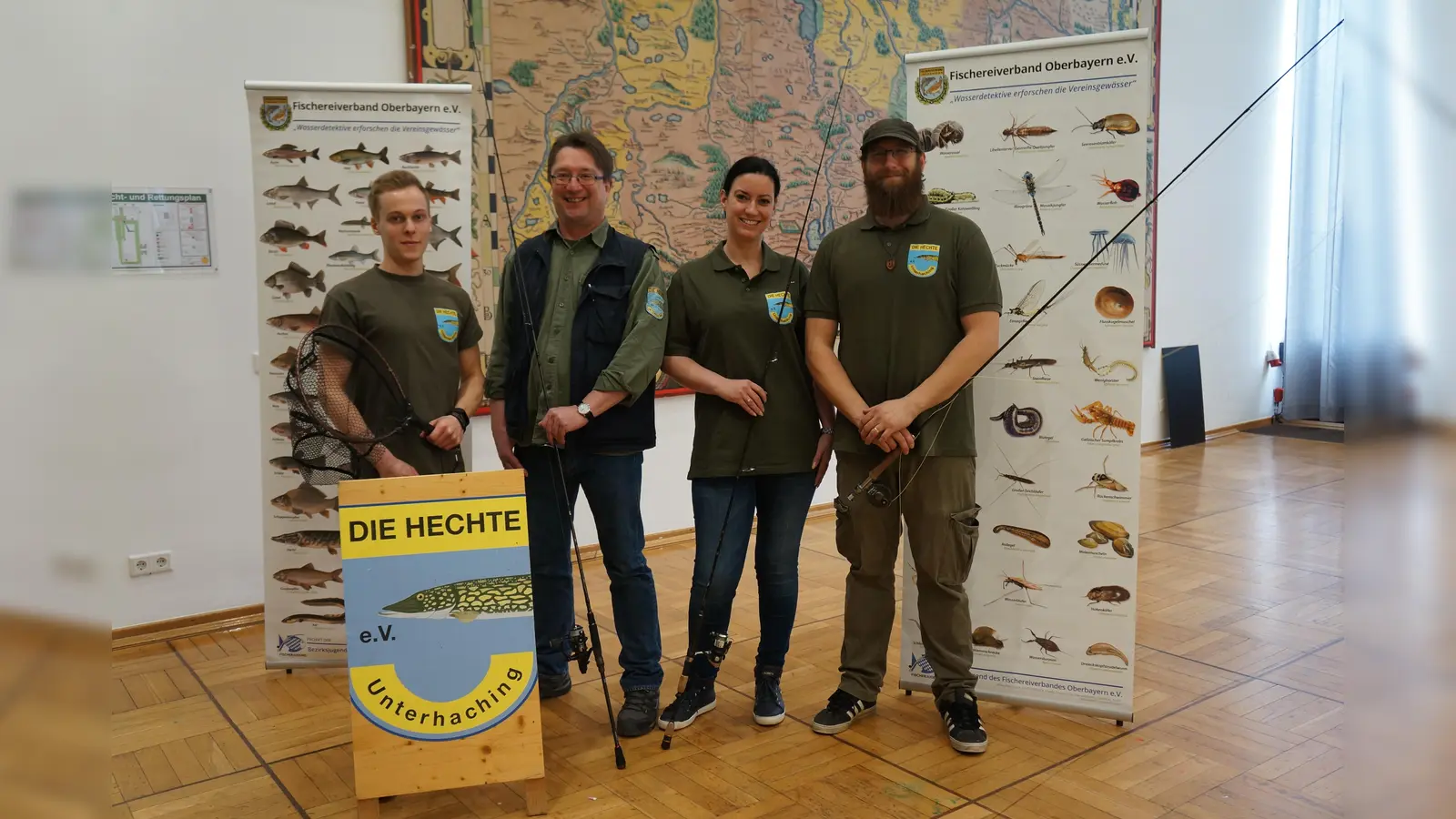 Jean-Luc Fornacon, Werner Höpfl, Susann Heerwald-Forster und der zweite Vorsitzende, Georg Breckerbohm bei der 50-Jahrfeier des Anglervereins „Die Hechte“. (Foto: hw)