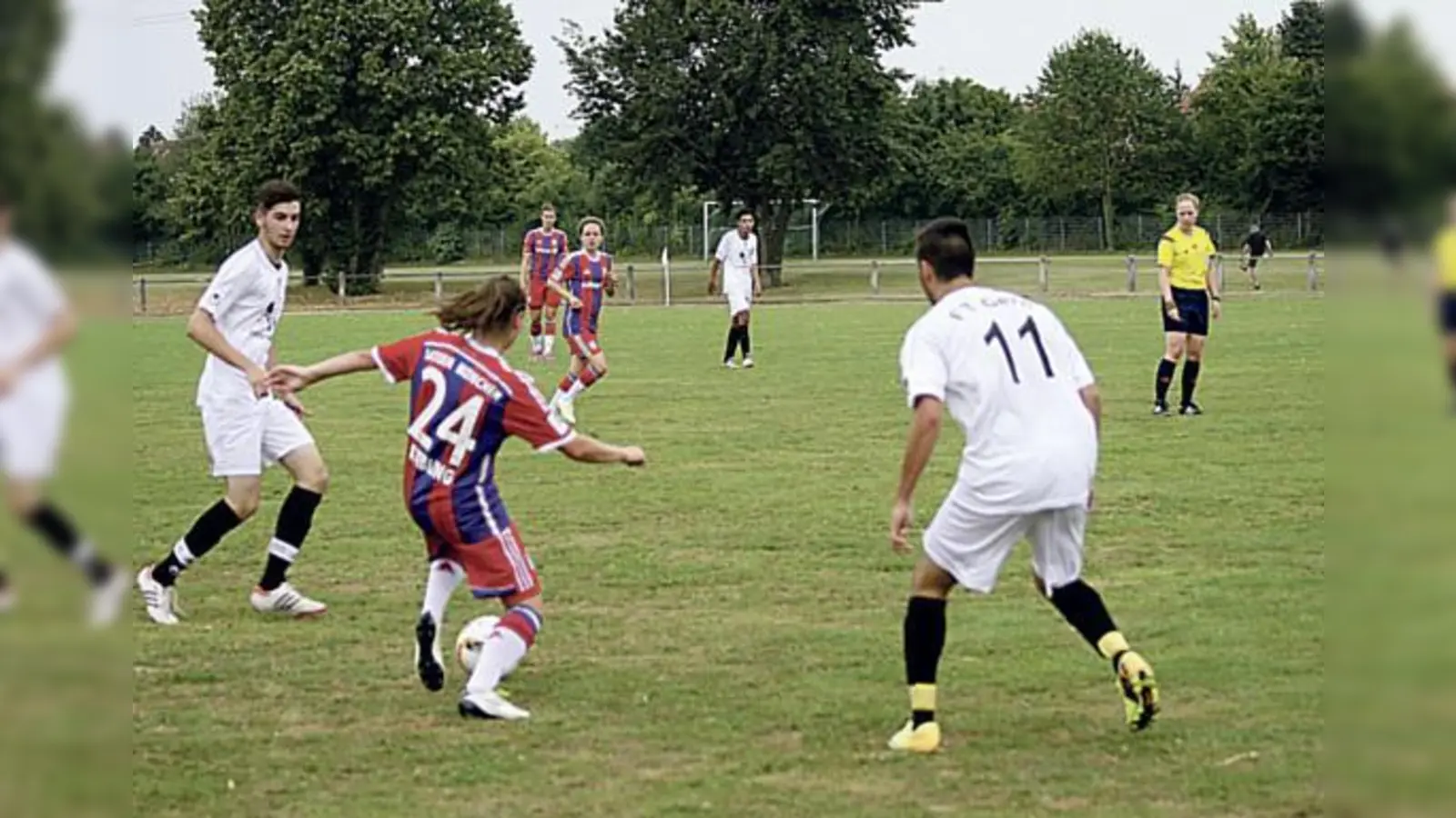 Am Samstag wird auf der Bezirkssportanlage wieder für den guten Zweck gekickt.	 (Foto: Archiv)