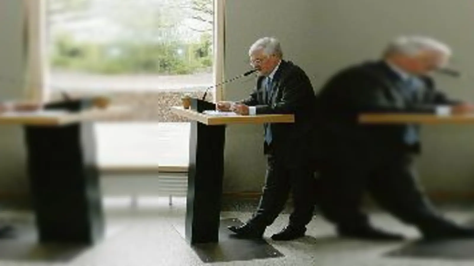 Die gute Nachricht am Tag der  (Foto: Vor (v. l.) Landrat Heiner Janik sowie den Bürgermeistern Manfred Solbrig (Garching), Michael Sedlmair (Ismaning) und Franz Schwarz (Unterföhring) konnte Schulleiter Dr. Ulrich Hauner die neue Mensa eröffnen)