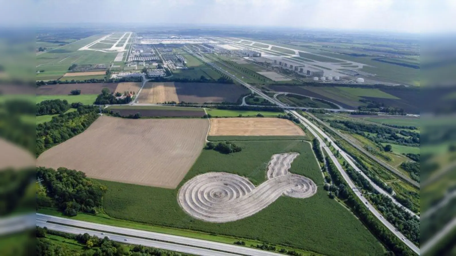 Erdzeichen mit Flughafen (Foto: Klaus Leidorf)