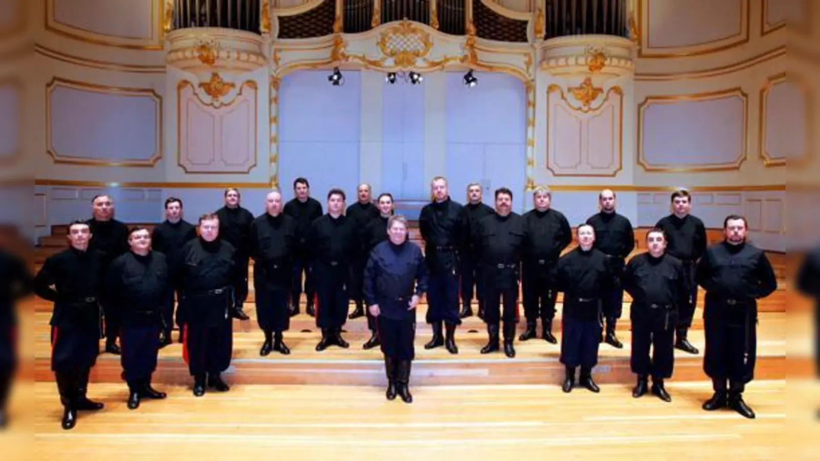 Ganz ohne Mikrofone und ohne Verstärker, nur mit seinen starken Stimmen,  sorgt der Traditionschor in Kirchen und Konzertsälen für kraftvollen Raumklang.  	 (Fotos: VA)