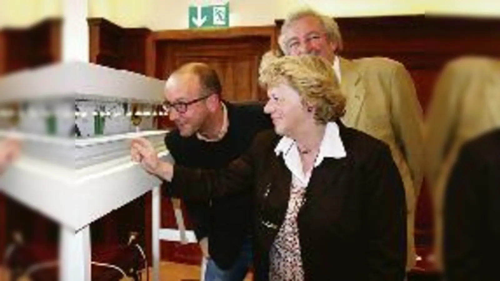 Hängen die Leuchten zu tief? Künstler Martin Fengel (li.) Paul Kramer (Baureferat) und BA-Vorsitzende Johanna Salzhuber begutachten das Modell.  (Foto: ko)