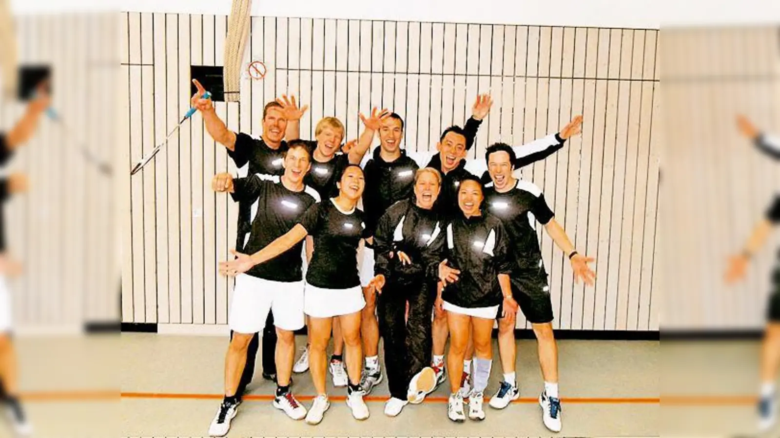 Freuen sich über den Aufstieg in die Bayernliga (v.l.o.): Markus Ewald, Michael Herbert, Andi Goller, Mike Chua, Lorenz Kollmannsberger, Sebastian Kollmannsberger, Mai Nguyen, Sabine Weißenberger, Janet Vu.	 (Foto: Verein)