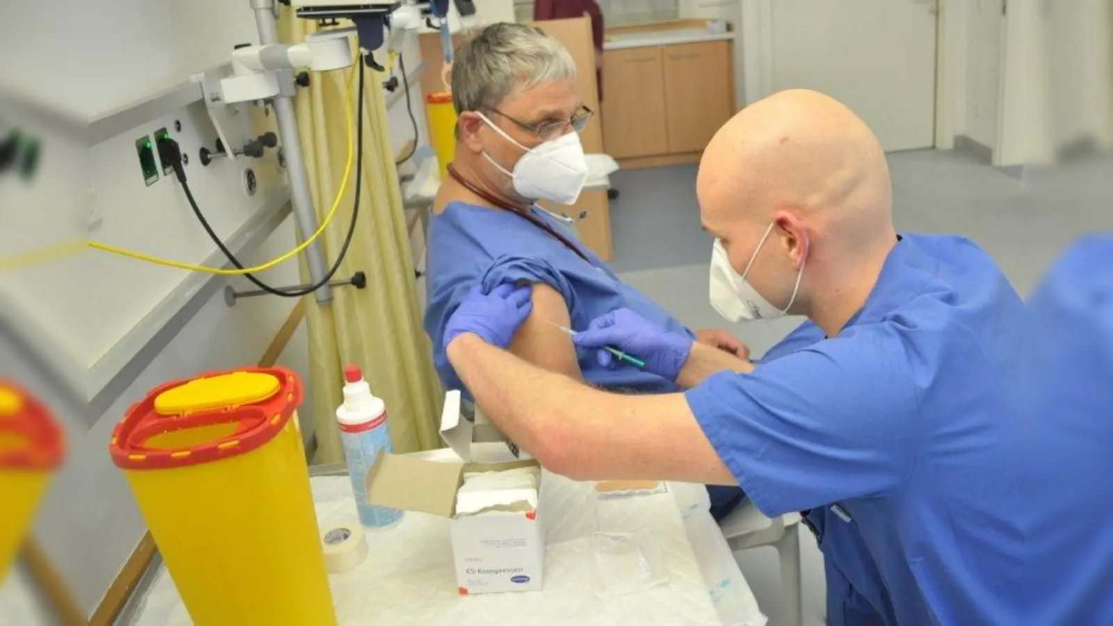 Intensiv impft intensiv: Die zweite Impfung gegen das Covid-19 Virus erhielt auch Dr. Hans Michel, Oberarzt der Anästhesie und Intensivmedizin, von Rick Breunig, dem Leiter der Intensivstation. (Foto: Krankenhaus GmbH)