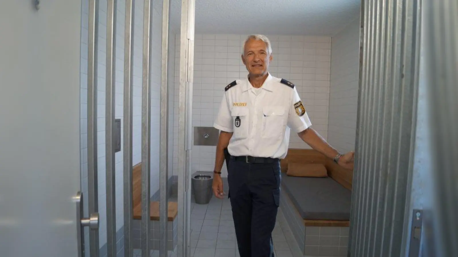 Peter Löffelmann lädt dazu ein, die Atmosphäre hinter „Schwedischen Gardinen” auszuprobieren. (Foto: pst)