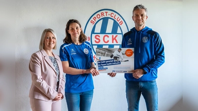 Andrea Ziegltrum (Freisinger Bank), Manuela Steinberger (Ansprechpartnerin für inklusive Angebote) und Albert<br>Steinberger (Vorsitzender) vom SC Kirchdorf (v.l.) bei der Übergabe des Spendenschecks.  (Foto: red)