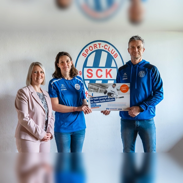 Andrea Ziegltrum (Freisinger Bank), Manuela Steinberger (Ansprechpartnerin für inklusive Angebote) und Albert<br>Steinberger (Vorsitzender) vom SC Kirchdorf (v.l.) bei der Übergabe des Spendenschecks.  (Foto: red)