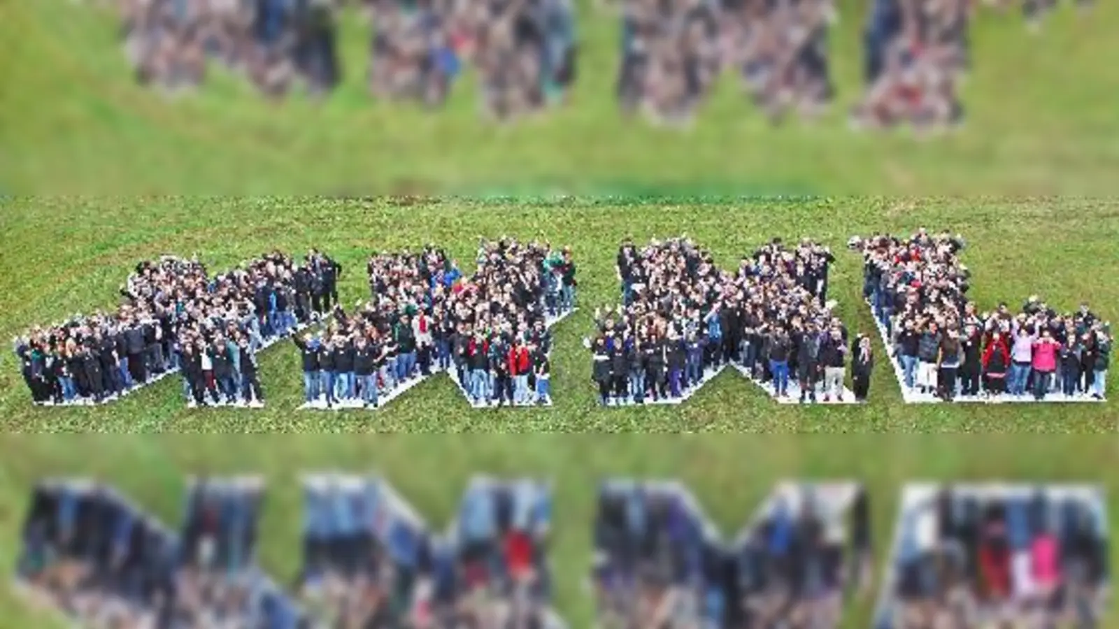 Gruppenbild der anwesenden neuen Auszubildenden beim Azubi Start Event 2012 der XXXL-Unternehmensgruppe. 	 (Foto: XXXL-Unternehmensgruppe)