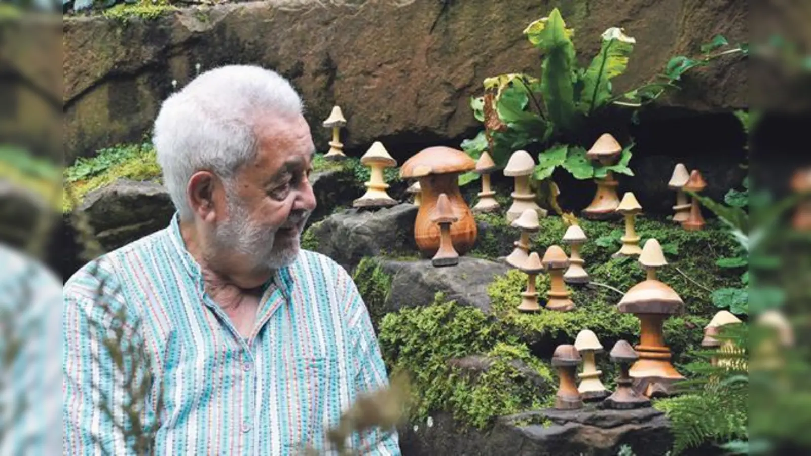 Zeigt seine aus verschiedensten Hölzern gedrechselten Pilze: Volkmar Zimmer aus Germering. (Foto: VA)
