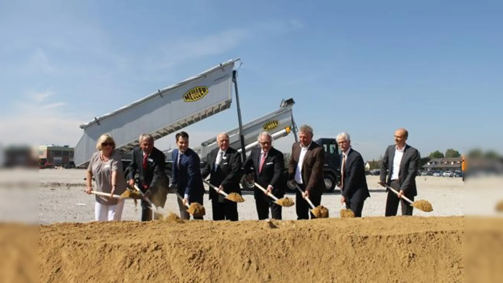 Zum Schippen bei Meiller-Kipper: Beim Spatenstich für die »Meiller Gärten« packten BA-Vorsitzende Johanna Salzhuber (l.) und OB Dieter Reiter (3.v.r.) sowie Vertreter von Meiller und Rathgeber mit an.	 (Foto: Christine Henze)