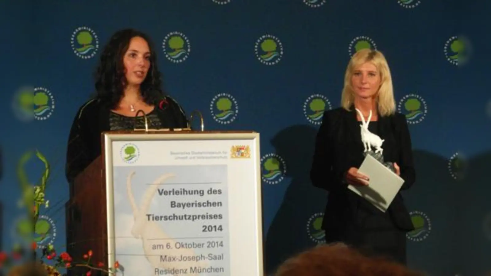 Verleihung des bayerischen Tierschutzvereins. Sabine Gallenberger (links) wird von Ministerin Ulrike Scharf (rechts) geehrt.	 (Foto: Verein)