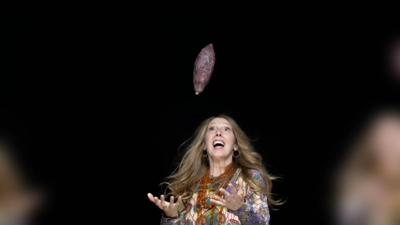 Alle dreht sich um Schokolade beim Konzert „Ciao Cacao” von Sängerin, Schauspielerin und Entertainerin Elle Czischek im Bürgersaal Fürstenried.  (Foto: Kilian Blees)