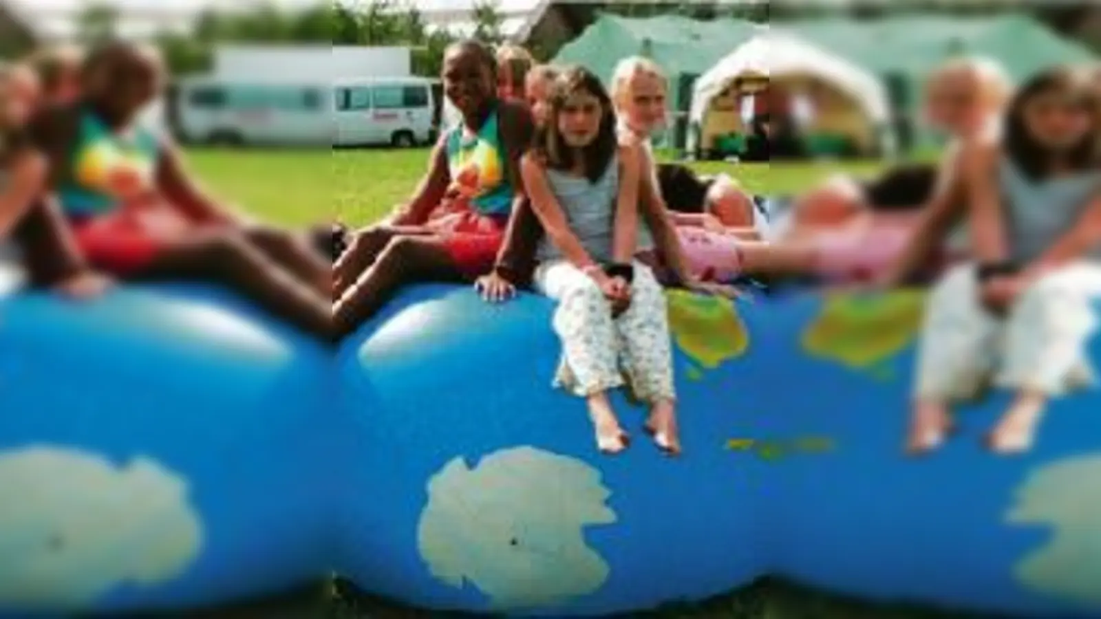 Heiß begehrt war der große, luftgefüllte Erdball beim Sommerzeltlager der Johanniter-Jugend.	 (Foto: VA)