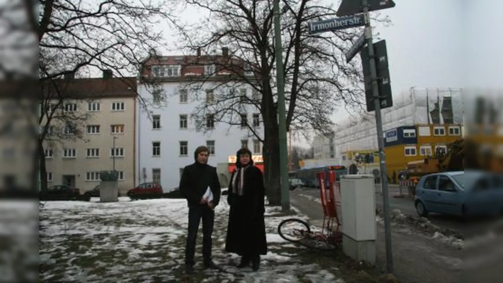 Auf dem kleinen Stückchen Grün zwischen Irmonherr- und Kaflerstraße soll es laut Städteplanung in nicht allzu langer Zeit eine extra Haltestelle und eine Buswendeschleife geben. „Ein Irrsinn!“, meinen die Jungen Liberalen unterstützt von den Stadträten der FDP und haben sich den Erhalt der kleinen Grünfläche auf die Fahnen geschrieben. V.l. Klement Bezdeka und Stadträtin Christa Stock. (Foto: US)