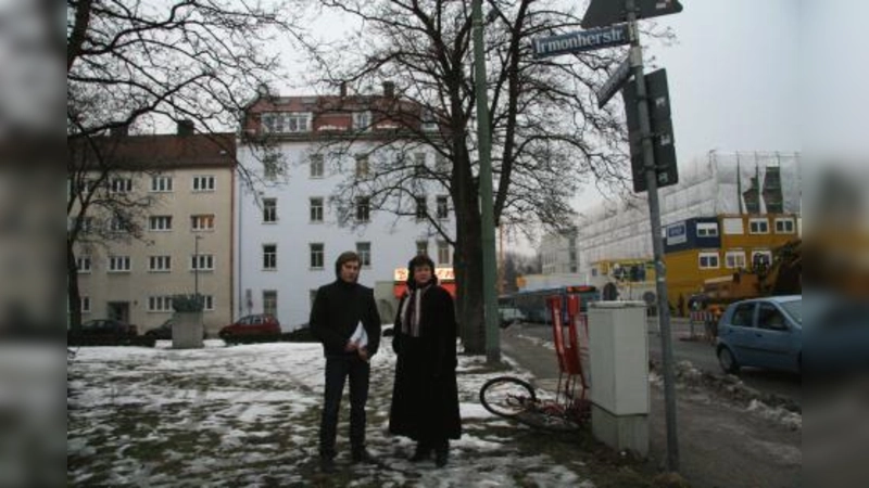 Auf dem kleinen Stückchen Grün zwischen Irmonherr- und Kaflerstraße soll es laut Städteplanung in nicht allzu langer Zeit eine extra Haltestelle und eine Buswendeschleife geben. „Ein Irrsinn!“, meinen die Jungen Liberalen unterstützt von den Stadträten der FDP und haben sich den Erhalt der kleinen Grünfläche auf die Fahnen geschrieben. V.l. Klement Bezdeka und Stadträtin Christa Stock. (Foto: US)