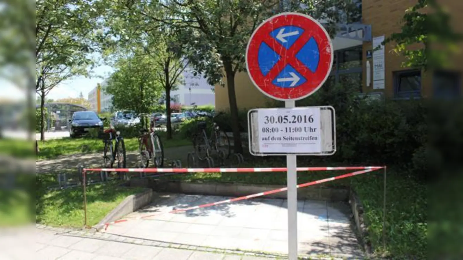 Da stand sie mal, die Packstation. Am frühen Morgen des 30. Mai hat die Deutsche Post die große gelbe Kiste abgebaut.	 (Foto: cr)
