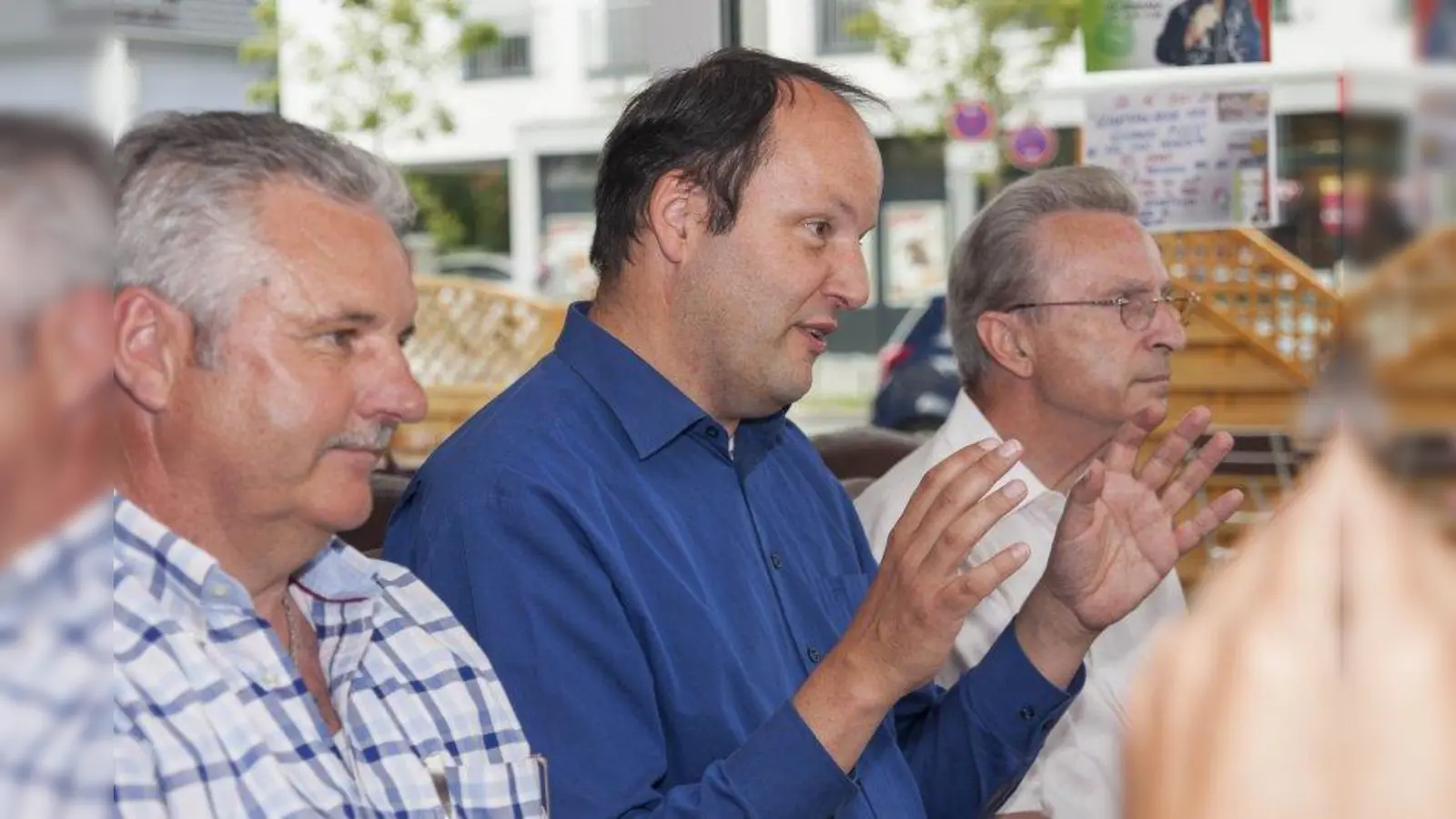 Daniel Genée (Mitte) konnte einige Zahlen beisteuern. Links: Franz Kumeth, rechts Klaus Bichlmayer. (Foto: Patricia Prankl)